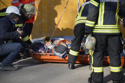 Stuttgart-West: Mann stuerzt auf Baustelle und muss mit Kran gerettet werden